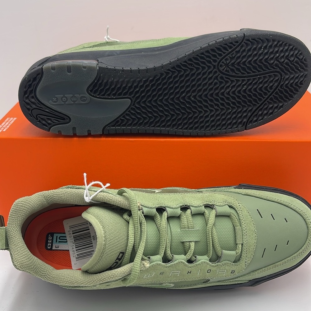 Nike Men’s Green Retro-Inspired Sneakers with Rugged Sole - Picture 3 of 16